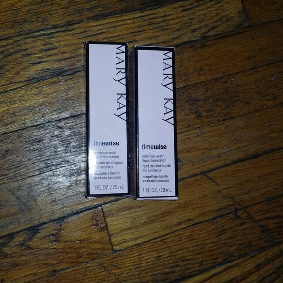 Timewise Luminous-Wear Liquid Foundation - Picture 1 of 5